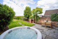 Stylish 2 Bedroom Cottage With Hot Tub And Parking - Ferienwohnung