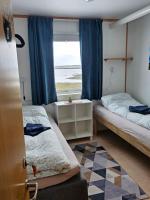 Tweepersoonskamer met 2 Aparte Bedden en Eigen Badkamer