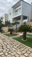 Privat Pool Garden Villa - Chambres d'hôtes Gjalicë