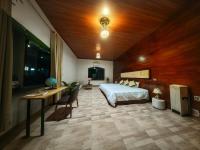 Zimmer mit Kingsize-Bett und Seeblick