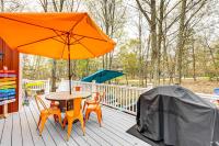 Deck, Fire Pit and Pool Access at Poconos Retreat! - Bed and Breakfast East Stroudsburg