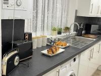 Peaceful 3 bedrooms house to rent in East London - Chambres d'hôtes Dagenham