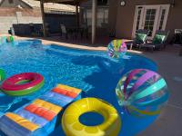 Pool House Newly Remodeled 3bed 3bath Near DT Summerlin and Red Rock - Bed and Breakfast Las Vegas