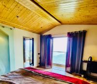 Zimmer mit Kingsize-Bett und Bergblick