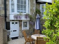 Elm Cottage charming with stunning coastal views! - B&B Seaview