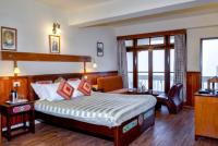 Habitación con cama extragrande y vistas a la montaña
