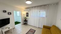 Уютная и светлая квартира с балконом рядом с ТЦ STAR - Chambres d'hôtes Nahariya