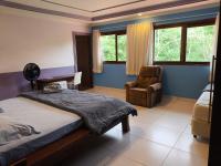 Habitación con cama extragrande y vistas a la montaña
