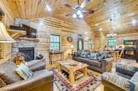 Private Hot Tub and Deck Woodsy Broken Bow Retreat - B&B