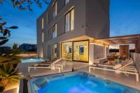 Luxury seafront Villa Noles with heated Pool, Jacuzzi, EV near Zadar - Chambres d’hôtes