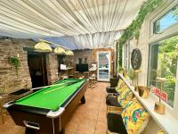 16th Century Farm House,6 Beds,5 BATHROOMS,SLEEPS 15,BBQ,HOT TUB,CINEMA ROOM WITH SURROUND SOUND,With Cymru Holidays - Chambres d'hôtes Llangwm