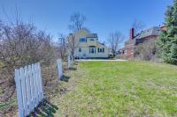 < 1 Mi to Old Town Lansing: Home w/ Furnished Deck - Ferienwohnung Lansing