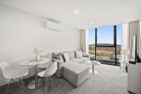 Luxe City Pad with Pool, Cinema & Sunset Views - B&B