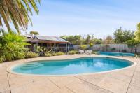 Relaxed Coastal Living with Poolside Bliss - Mullaloo - B&B Perth