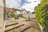 Woodland River Retreat, 5 Minutes to Legoland - By Tempstay - Chambres d'hôtes Windsor