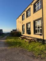 Room with Newly Renovated Private Bathroom above Village Pub Stag Inn Crosby Maryport - Chambres d'hôtes Maryport