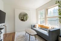 The Stay Portland Collection - The Tournesol Suite- Leisurely Strolls on NW 23rd - B&B