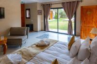 Suite con cama extragrande y vistas a la piscina