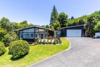 Stylish 3BR Lakeview Home in Acacia Bay - B&B Taupo