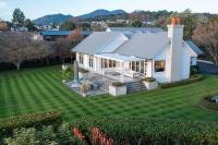 Norfolk House, Luxury Villa With Spa and Lake Views - B&B Taupo