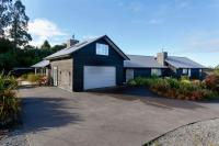 Highland House - Beautiful Lake Taupo Holiday Home with panoramic views - Bed and Breakfast Taupo