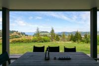 Peaceful Luxury Retreat with Lake Views and Spa Pool - B&B Taupo