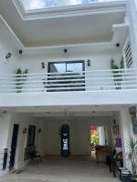 Zimmer mit Queensize-Bett und Balkon