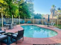 Enticing 3-Bedroom Home with Pool - B&B