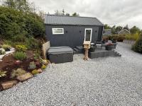 Tumpseys Hideaway with Hot Tub & Sunset Loch Views, Glencoe Near Fort William - Chambres d'hôtes Ballachulish