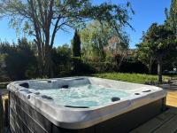 Maison de charme avec jacuzzi, vue sur Gordes à 5mn du centre du village - B&B