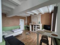 Studio meublé au pied des clochers tors - B&B Le Vieil-Baugé