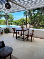 Zimmer mit Queensize-Bett und Poolblick