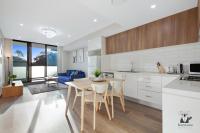 KozyGuru Wentworthville 2 Bed 2 Bath Apt - Bed and Breakfast
