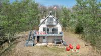 Chalet w Hot Tub Fire Pit Deck Grill & Games - Bed and Breakfast Romney