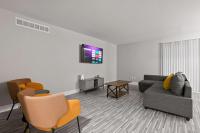 Perfect Getaway Comfort & Stunning City Views - B&B Rochester Hills