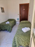 Camera Doppia con Letti Singoli e Bagno in Comune