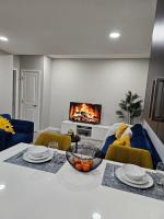 Cozy and Luxurious 2 Bedroom Basement Suite in SouthWest, AB - Chambres d'hôtes Calgary