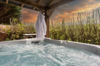 Scenery Hill Hideaways The Coach House Charming Retreat with Jacuzzi and BBQ Hut Near the Lake District - B&B Workington