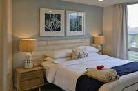 Family Fun! Selfie Wall, Walk to Beach, Pool,3 TV - B&B Kīhei