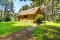 Hot Tub, 1 Mi to Beach 12-Acre Fort Bragg Cabin! - Chambres d’hôtes Fort Bragg