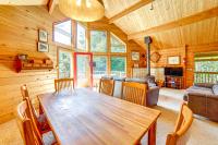 Hot Tub, 1 Mi to Beach 12-Acre Fort Bragg Cabin! - Chambres d’hôtes Fort Bragg