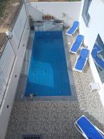 Suite con cama extragrande y vistas a la piscina