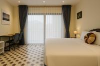 Habitación con cama extragrande y vistas a la montaña