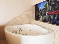 Люкс с джакузи в Мост Сити, вид на реку, 20 этаж, терасса Новый дом - B&B Dnipro