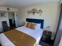 Zimmer mit Kingsize-Bett