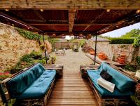 Garage Number 9 Private Urban Loft Apartment with Jacuzzi in Le Dorat - Chambres d'hôtes Le Dorat