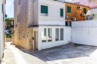 Stone house Dragan in the very center, with pool table, two balconies and the sea view - Chambres d'hôtes Bol