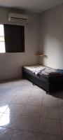 Quarto independente em casa de família com banheiro fora da habilitação mas é privado - B&B