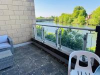 Stylish 2 Bed Apt with River Views & Parking - City Centre & Bay - B&B Cardiff