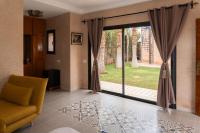 Suite con cama extragrande y vistas a la piscina